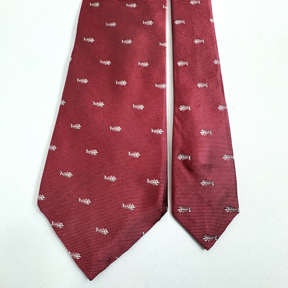 Vineyard Vines Tie Red Silk Fishbone Skeleton Pattern Men's Necktie USA Made